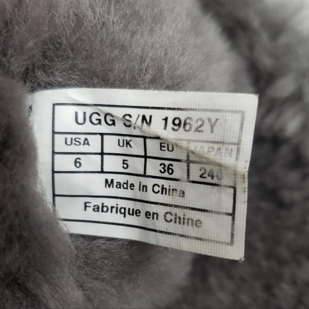 ๐ธ๐ฆ UGG BAILEY BUTTON TRIPLET BOOTS - Picture 7 of 8